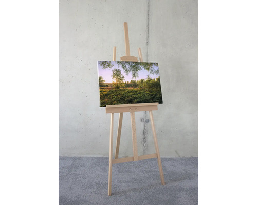 Leinwandbild mit Waldlandschaft auf einer Holzstaffelei
