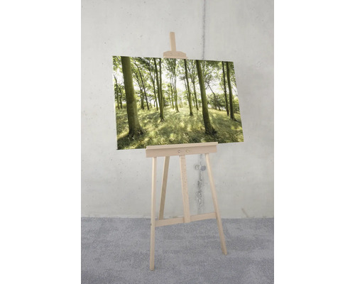 Leinwandbild mit Waldmotiv auf einer Staffelei