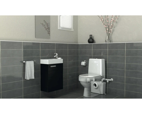 Modernes Badezimmer mit Toilette, Waschtisch und grauen Fliesen