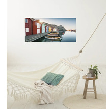 Wohnzimmer mit Hängematte, Beistelltisch und Wandbild mit maritimen Motiv
