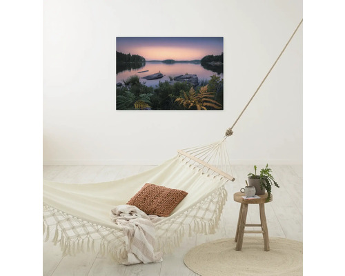 Fotoleinwand mit Landschaftsmotiv über einer Hängematte im Innenraum
