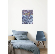 Schlafzimmer mit Bett, Stuhl und Wandbild mit Blättermotiv