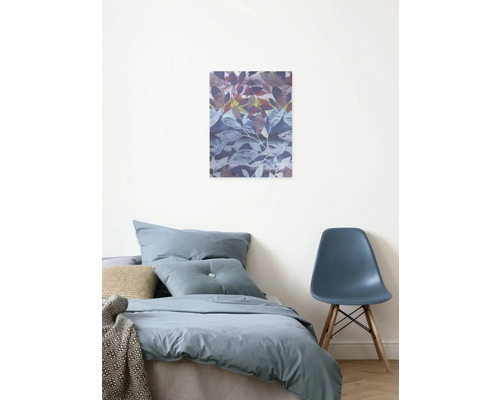 Schlafzimmer mit Bett, Stuhl und Wandbild mit Blättermotiv