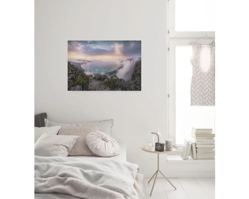 Dekoratives Wandbild mit Küstenmotiv über einem Bett