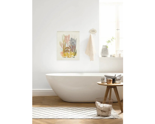 Modernes Badezimmer mit freistehender Badewanne, rundem Beistelltisch und einem Wandbild mit Pflanzenmotiven.
