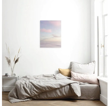 Schlafzimmer mit Bett und Wolkenbild an der Wand