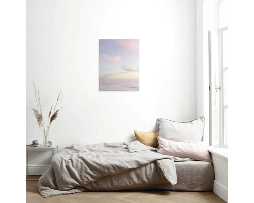 Schlafzimmer mit Bett und Wolkenbild an der Wand