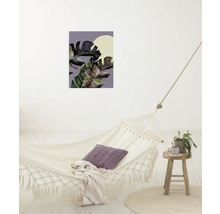 Helles Zimmer mit Hängematte, Beistelltisch und Wandbild mit Pflanzenmotiv