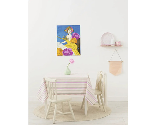 Dekoratives Wandbild über einem Esstisch mit Stühlen und Blumenvase