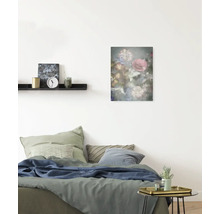 Schlafzimmer mit Bett und Wandbild mit Blumenmotiv