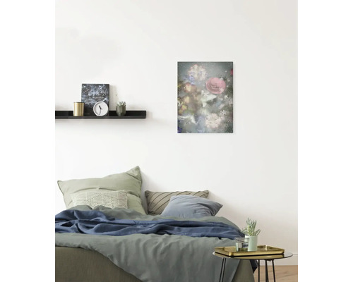 Schlafzimmer mit Bett und Wandbild mit Blumenmotiv