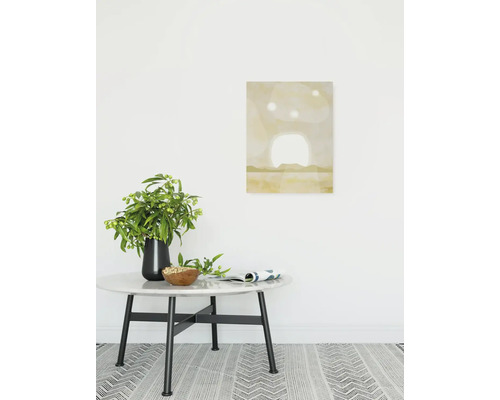 Dekorative Szene mit Tisch, Vase mit Blumen und gerahmtem Bild an der Wand.