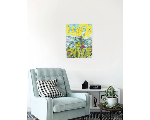 Dekoratives Bild mit Pflanzenmotiven und Schriftzug in einem Wohnzimmer