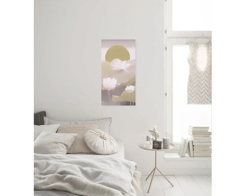 Schlafzimmer mit Bett, Nachttisch und einem Wandbild mit Seerosenmotiv