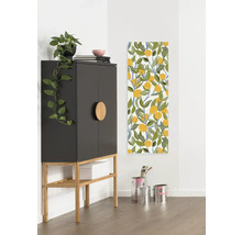 Raumszene mit Schrank, Dekoration und Wandbild
