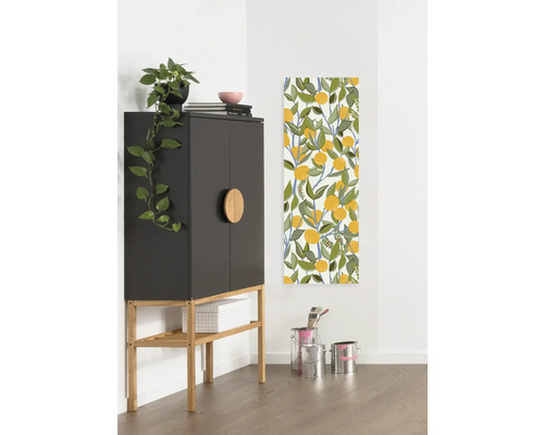 Raumszene mit Schrank, Dekoration und Wandbild