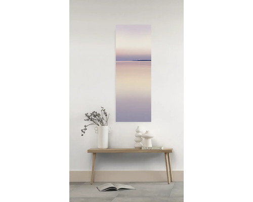 Dekorative Szene mit See-Wandbild, Bank und Deko-Objekten in einem Wohnraum.