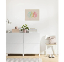 Dekoratives Wandbild mit drei Herzen im Pop-Art-Stil über einer weißen Kommode
