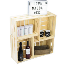 Holzkistenregal mit Getränken und einer Leuchtbox mit der Aufschrift I Love Magda