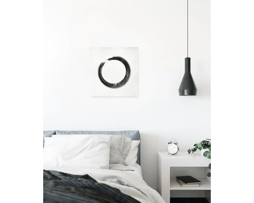 Schlafzimmer mit Bett, Nachttisch, Lampe und Wandbild