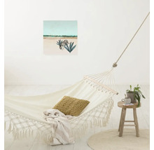 Innenraum mit Hängematte, Kissen, Hocker und Wandbild mit Tigermotiv.