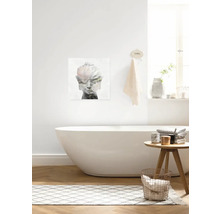 Badezimmer mit freistehender Badewanne, Beistelltisch und Wanddekoration