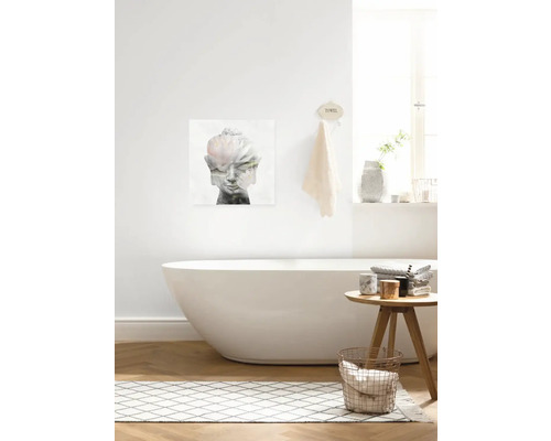 Badezimmer mit freistehender Badewanne, Beistelltisch und Wanddekoration