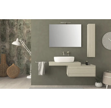Modernes Badezimmer mit Waschtisch, Spiegel, Lampe und Dekoration