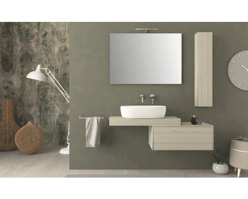 Modernes Badezimmer mit Waschtisch, Spiegel, Lampe und Dekoration