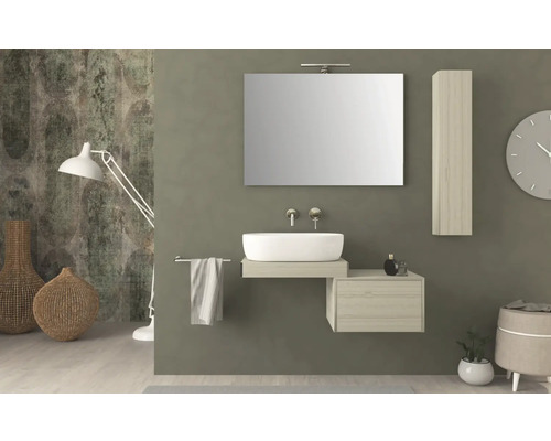 Helles Badezimmer mit Waschtisch, Spiegel, Hängeschrank und dekorativen Elementen für ein stilvolles Ambiente