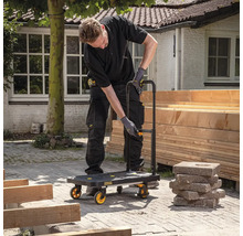 Mann bedient Transportroller mit Handgriff für Baustelle