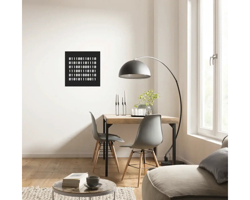 Wohnzimmer mit Esstisch, Stühlen, Bogenlampe und gerahmtem Binärcode-Kunstdruck an der Wand.