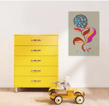 Gelbe Kommode mit fünf Schubladen, Wandbild mit Blumenmotiv und gelbes Rutschauto mit Stofftier im Kinderzimmer.