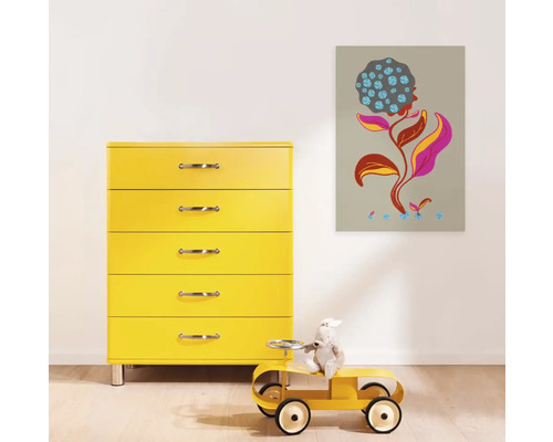 Gelbe Kommode mit fünf Schubladen, Wandbild mit Blumenmotiv und gelbes Rutschauto mit Stofftier im Kinderzimmer.
