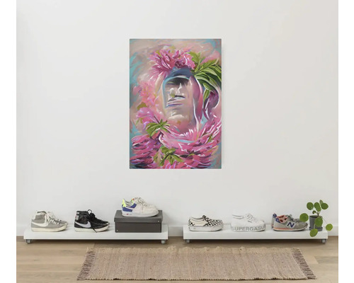 Gemälde mit abstrakter Darstellung einer Figur mit Blumen und eine Schuhkollektion im minimalistischen Stil.