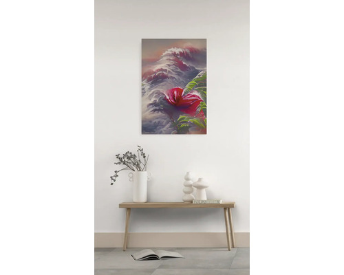 Gemälde mit floralem Hibiskusmotiv über einem Holztisch mit Dekoration