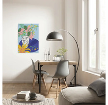 Wohnzimmer mit Esstisch und Wandbild mit Pflanzenmotiv