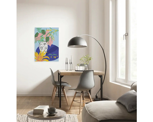 Wohnzimmer mit Esstisch und Wandbild mit Pflanzenmotiv