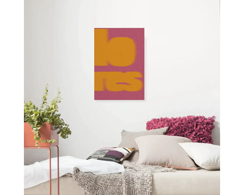 Dekoratives Wandbild mit abstraktem Design über einem Sofa