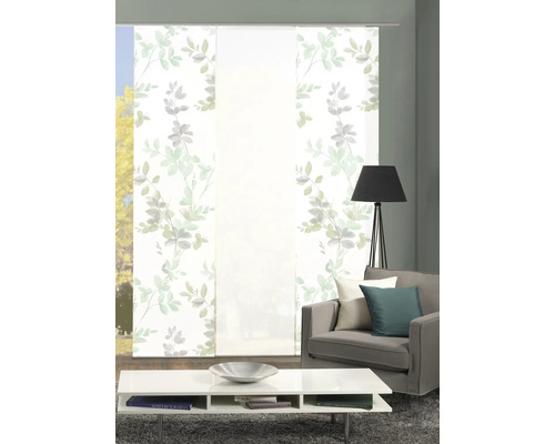 Wohnzimmer mit Schiebegardine mit Blätterdruck