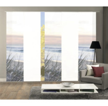 Wohnzimmer mit Schiebegardinen mit Strandmotiv, Sessel, Stehlampe und Couchtisch