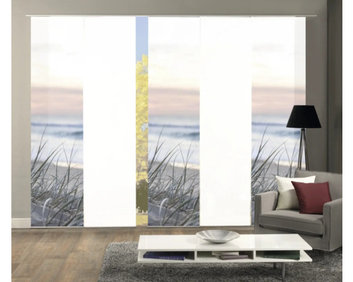 Wohnzimmer mit Schiebegardinen mit Strandmotiv, Sessel, Stehlampe und Couchtisch