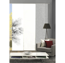 Wohnzimmer mit Schiebegardinen, Couchtisch und Sessel