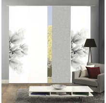 Schiebegardinen mit Blumenmuster in einem Wohnzimmer