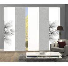 Schiebegardinen im Wohnzimmer mit Blumenmuster