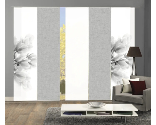 Schiebegardinen im Wohnzimmer mit Blumenmuster