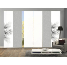 Raumszene mit Schiebegardinen, einigen mit Blumenmuster, zur Fensterdekoration