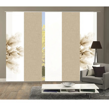 Raum mit Schiebegardinen mit Blumenmuster und neutralen Farben