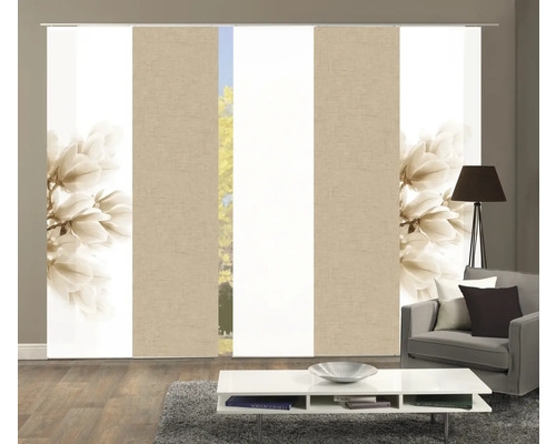 Raum mit Schiebegardinen mit Blumenmuster und neutralen Farben