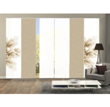 Schiebegardinen mit Blumenmuster in einem Wohnzimmer